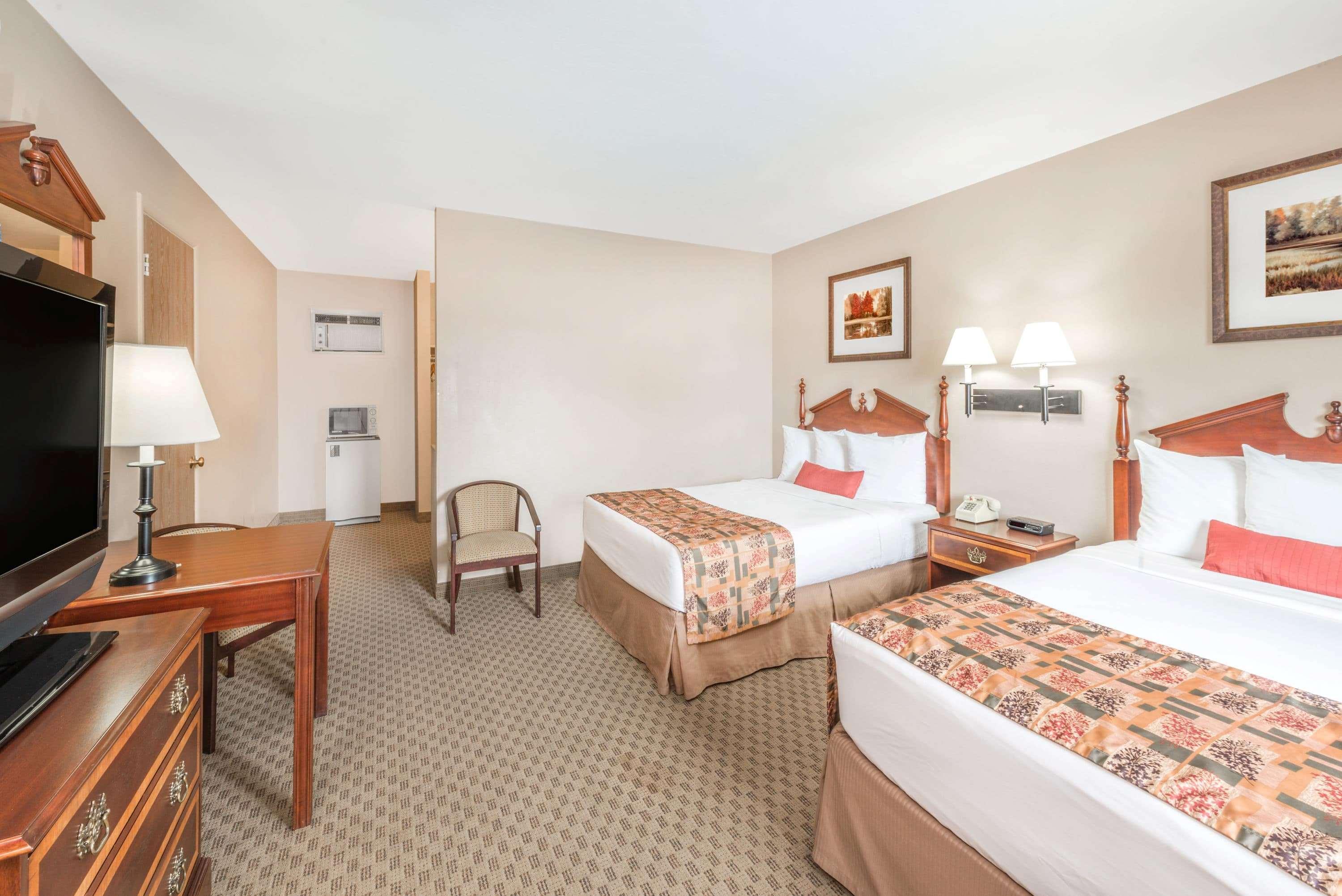 Days Inn By Wyndham Шоу-Лоу Экстерьер фото