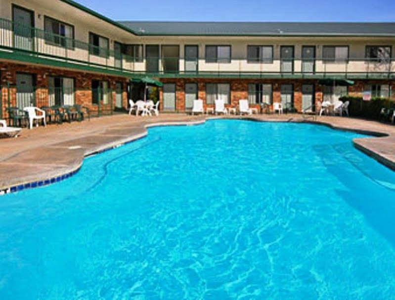 Days Inn By Wyndham Шоу-Лоу Экстерьер фото